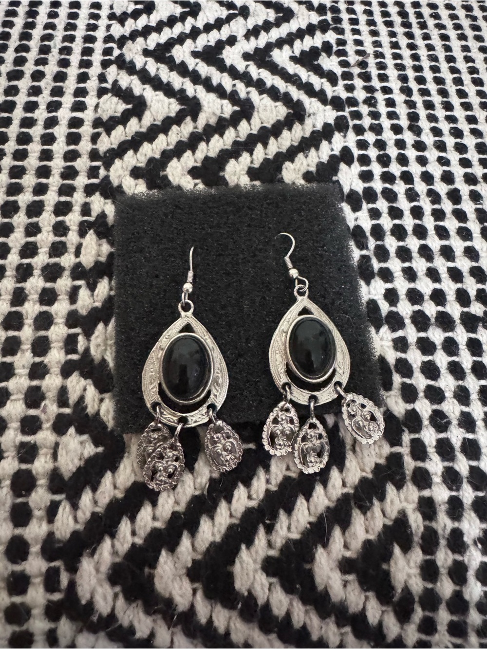 Vintage 80s Black Oval Silver Tone Dangle Earrings
